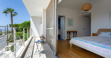 For Sale Detached 6 bedroom Villa in a lovely quiet residential location with easy access to schools