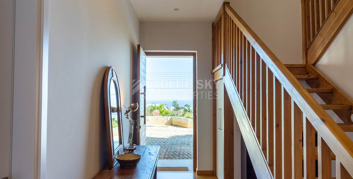 For Sale Detached 6 bedroom Villa in a lovely quiet residential location with easy access to schools