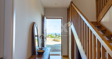 Detached 6 bedroom Villa in a lovely quiet residential location with easy access to schools