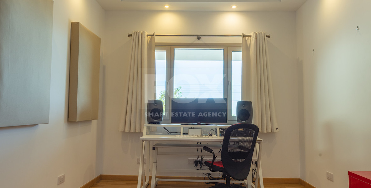 Detached 6 bedroom Villa in a lovely quiet residential location with easy access to schools