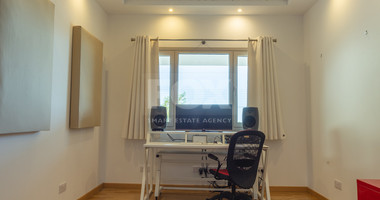 Detached 6 bedroom Villa in a lovely quiet residential location with easy access to schools