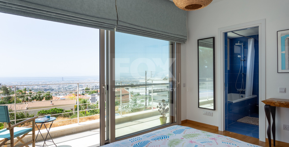 Detached 6 bedroom Villa in a lovely quiet residential location with easy access to schools