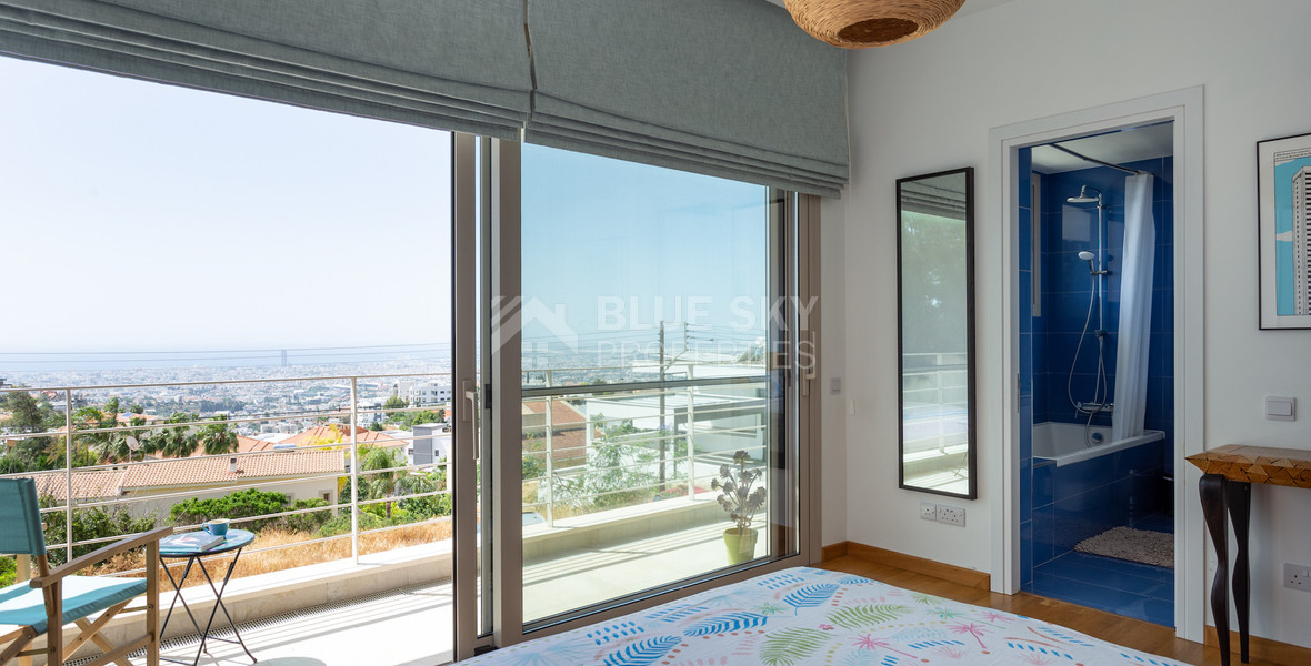 For Sale Detached 6 bedroom Villa in a lovely quiet residential location with easy access to schools