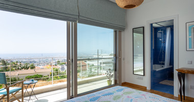 For Sale Detached 6 bedroom Villa in a lovely quiet residential location with easy access to schools