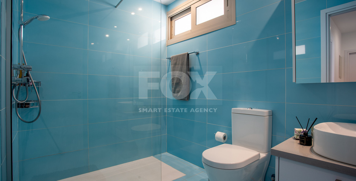 Detached 6 bedroom Villa in a lovely quiet residential location with easy access to schools