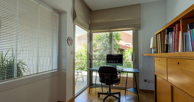 Detached 6 bedroom Villa in a lovely quiet residential location with easy access to schools