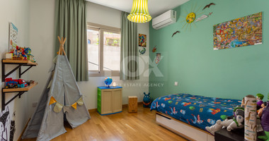 Detached 6 bedroom Villa in a lovely quiet residential location with easy access to schools