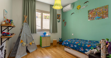 For Sale Detached 6 bedroom Villa in a lovely quiet residential location with easy access to schools