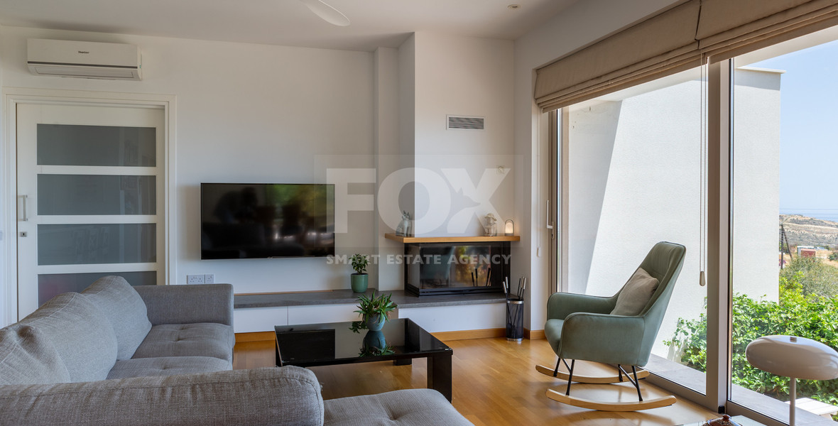 Detached 6 bedroom Villa in a lovely quiet residential location with easy access to schools