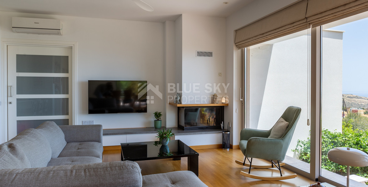 For Sale Detached 6 bedroom Villa in a lovely quiet residential location with easy access to schools