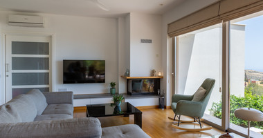 For Sale Detached 6 bedroom Villa in a lovely quiet residential location with easy access to schools