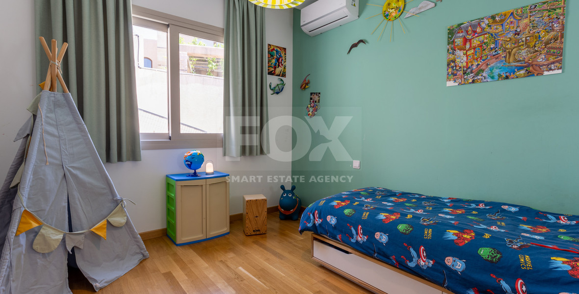 Detached 6 bedroom Villa in a lovely quiet residential location with easy access to schools