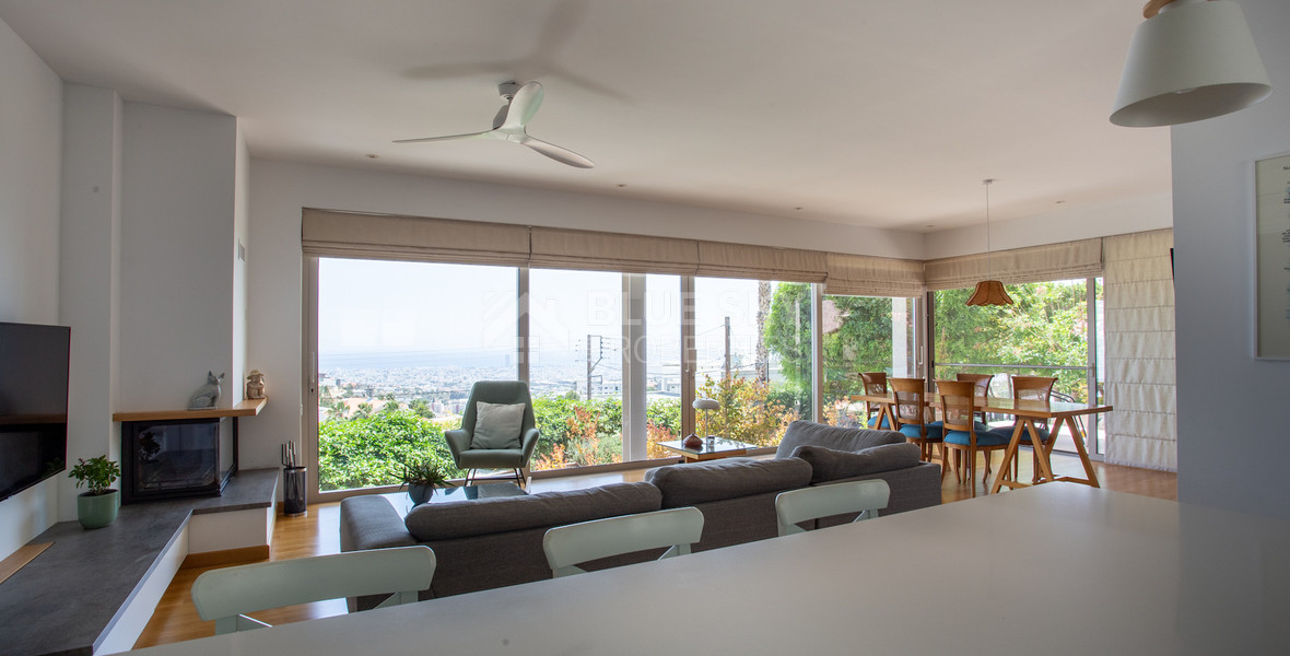 For Sale Detached 6 bedroom Villa in a lovely quiet residential location with easy access to schools