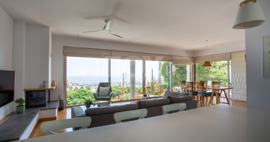 Detached 6 bedroom Villa in a lovely quiet residential location with easy access to schools