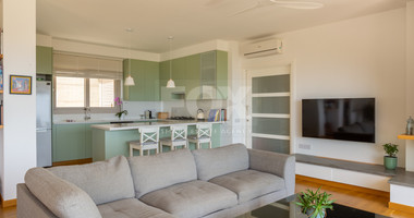 Detached 6 bedroom Villa in a lovely quiet residential location with easy access to schools