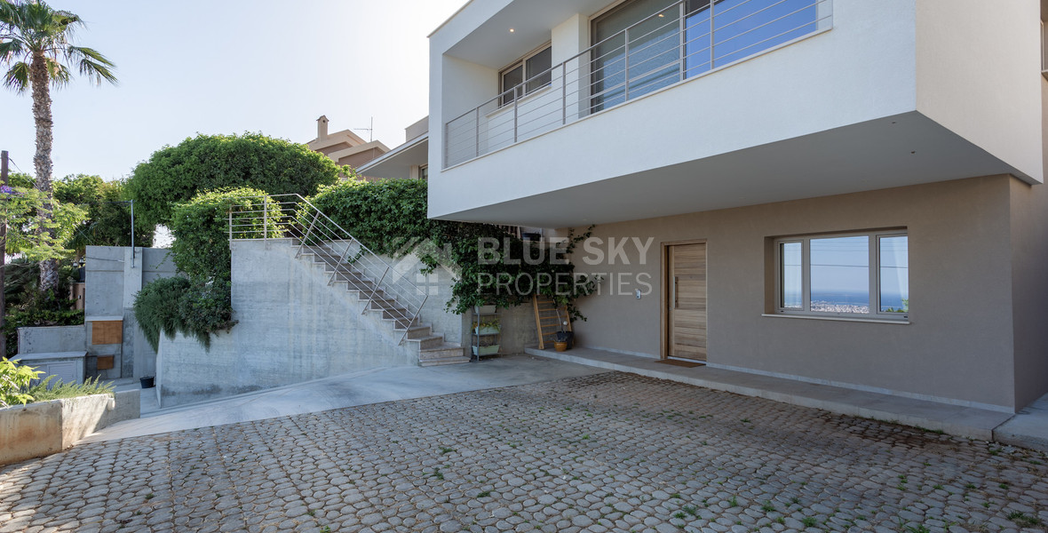 For Sale Detached 6 bedroom Villa in a lovely quiet residential location with easy access to schools