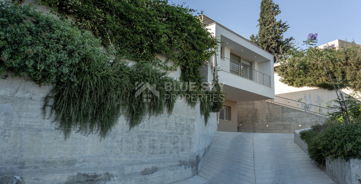 For Sale Detached 6 bedroom Villa in a lovely quiet residential location with easy access to schools