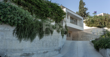 Detached 6 bedroom Villa in a lovely quiet residential location with easy access to schools