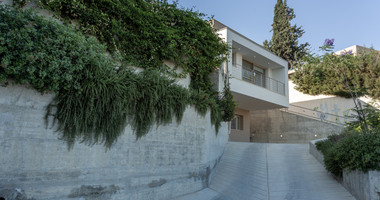 For Sale Detached 6 bedroom Villa in a lovely quiet residential location with easy access to schools