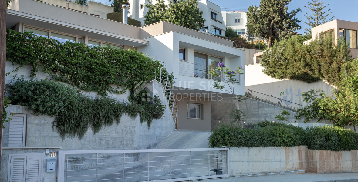 For Sale Detached 6 bedroom Villa in a lovely quiet residential location with easy access to schools