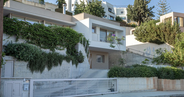 For Sale Detached 6 bedroom Villa in a lovely quiet residential location with easy access to schools