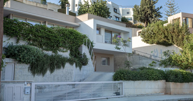 For Sale Detached 6 bedroom Villa in a lovely quiet residential location with easy access to schools