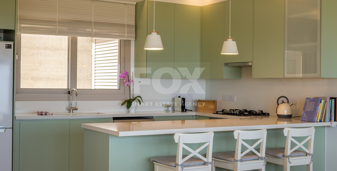 Detached 6 bedroom Villa in a lovely quiet residential location with easy access to schools