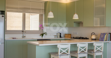 Detached 6 bedroom Villa in a lovely quiet residential location with easy access to schools