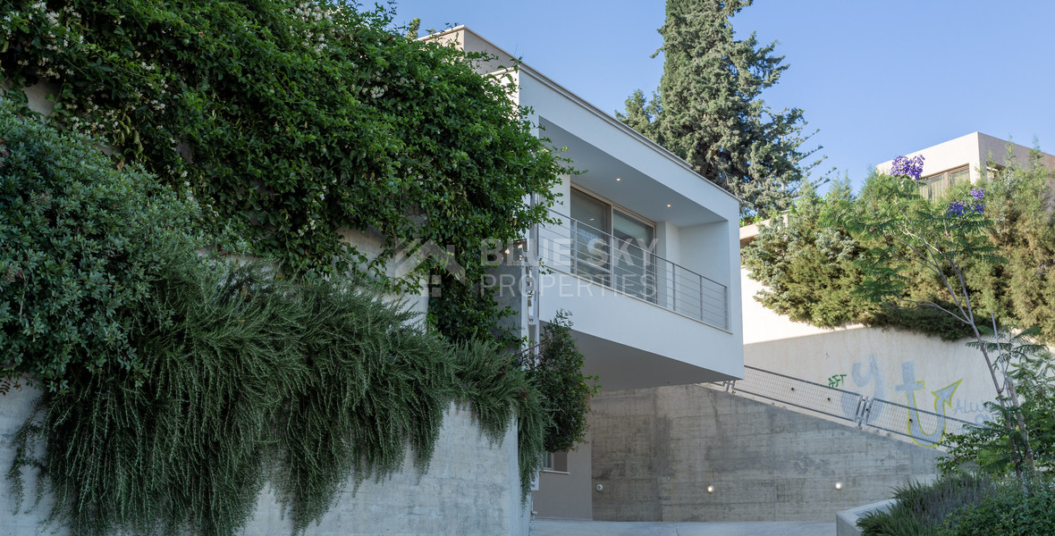 For Sale Detached 6 bedroom Villa in a lovely quiet residential location with easy access to schools