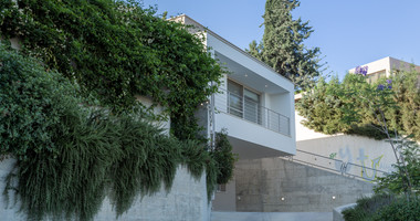 For Sale Detached 6 bedroom Villa in a lovely quiet residential location with easy access to schools