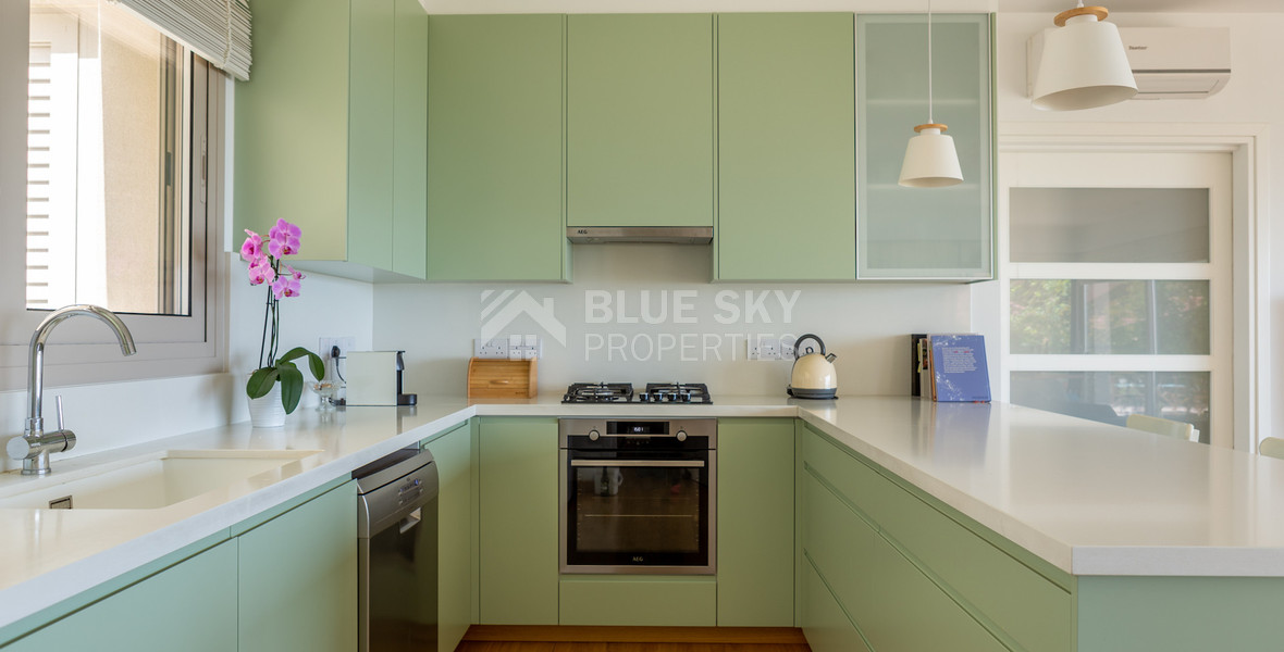 For Sale Detached 6 bedroom Villa in a lovely quiet residential location with easy access to schools