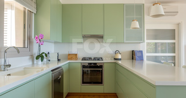 Detached 6 bedroom Villa in a lovely quiet residential location with easy access to schools