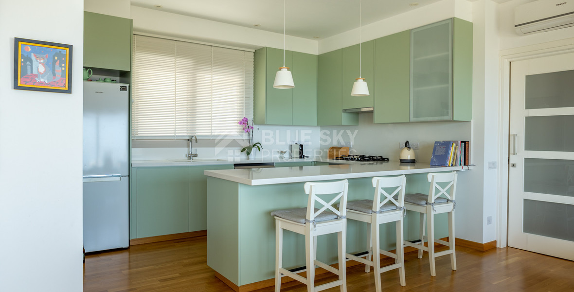 For Sale Detached 6 bedroom Villa in a lovely quiet residential location with easy access to schools