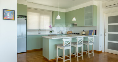 Detached 6 bedroom Villa in a lovely quiet residential location with easy access to schools