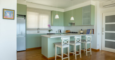 For Sale Detached 6 bedroom Villa in a lovely quiet residential location with easy access to schools