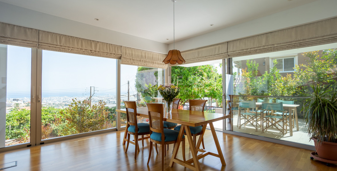 For Sale Detached 6 bedroom Villa in a lovely quiet residential location with easy access to schools