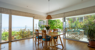 For Sale Detached 6 bedroom Villa in a lovely quiet residential location with easy access to schools