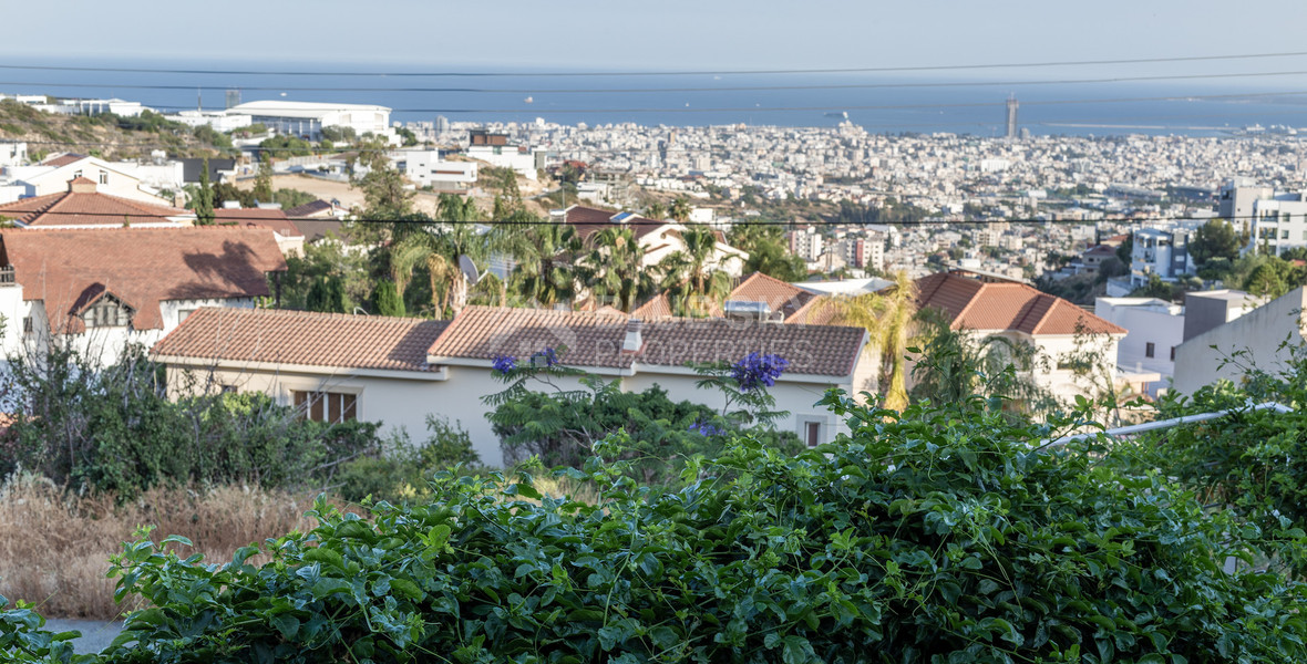 For Sale Detached 6 bedroom Villa in a lovely quiet residential location with easy access to schools