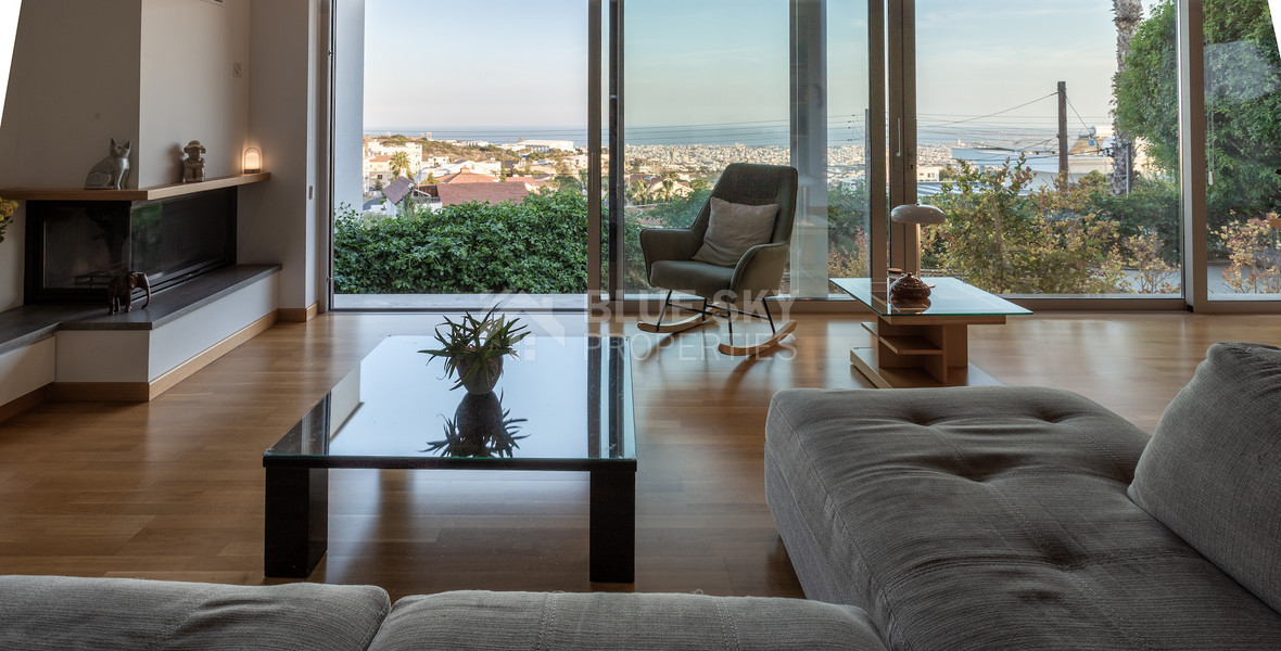 For Sale Detached 6 bedroom Villa in a lovely quiet residential location with easy access to schools