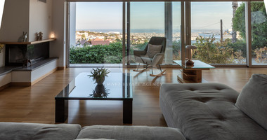 Detached 6 bedroom Villa in a lovely quiet residential location with easy access to schools