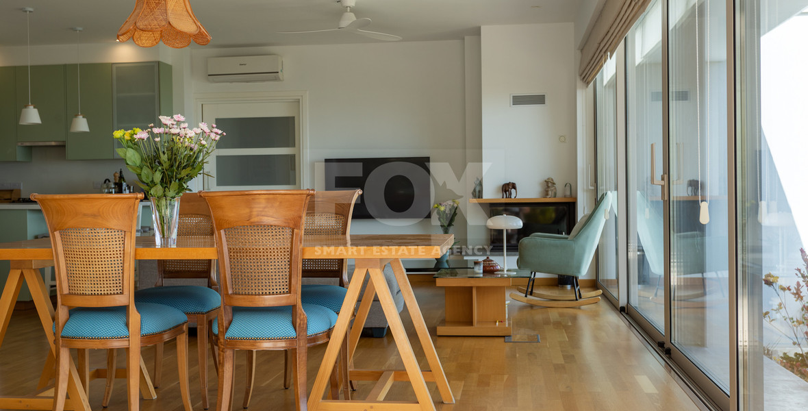 Detached 6 bedroom Villa in a lovely quiet residential location with easy access to schools