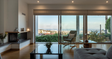 Detached 6 bedroom Villa in a lovely quiet residential location with easy access to schools