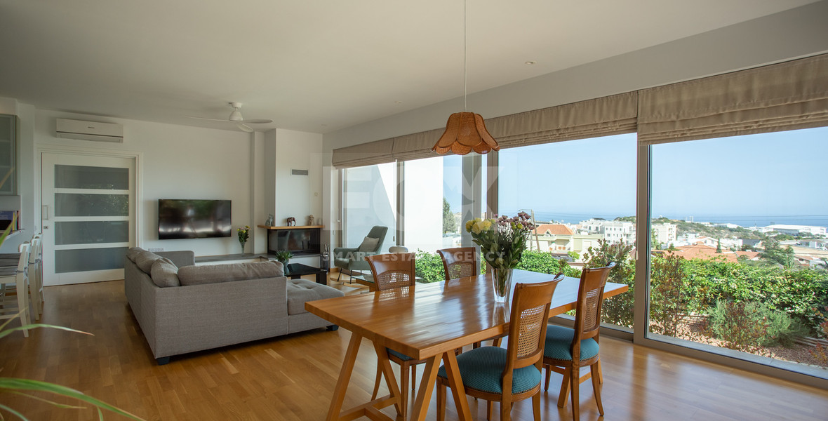 Detached 6 bedroom Villa in a lovely quiet residential location with easy access to schools