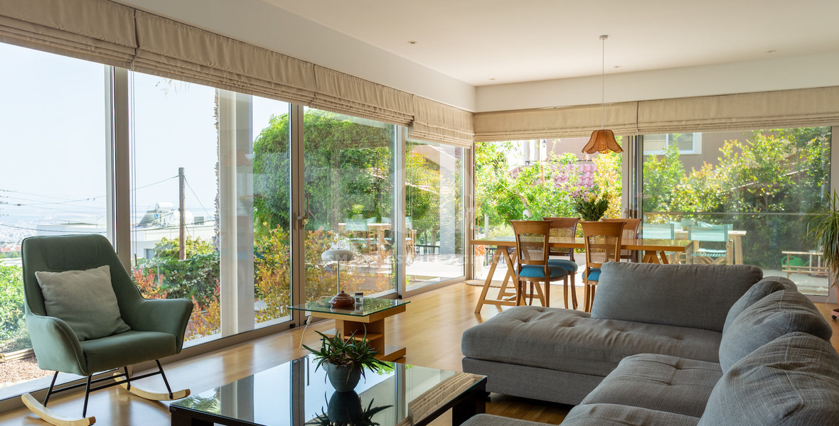 Detached 6 bedroom Villa in a lovely quiet residential location with easy access to schools