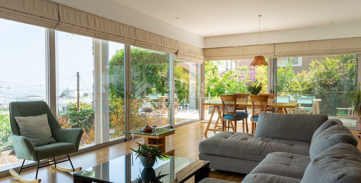 For Sale Detached 6 bedroom Villa in a lovely quiet residential location with easy access to schools