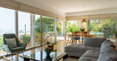 Detached 6 bedroom Villa in a lovely quiet residential location with easy access to schools