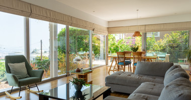 For Sale Detached 6 bedroom Villa in a lovely quiet residential location with easy access to schools