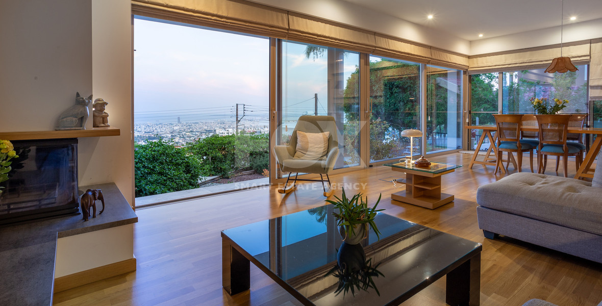 Detached 6 bedroom Villa in a lovely quiet residential location with easy access to schools