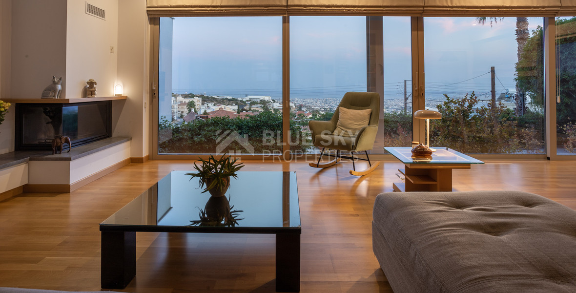 For Sale Detached 6 bedroom Villa in a lovely quiet residential location with easy access to schools