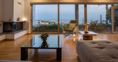 For Sale Detached 6 bedroom Villa in a lovely quiet residential location with easy access to schools